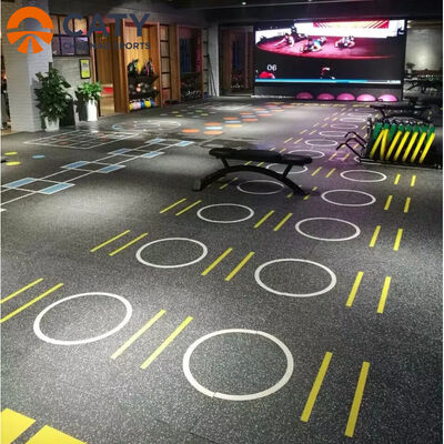 Sistema de piso funcional versátil do ginásio, integrado com zonas de absorção de choque, levantamento de peso e cardio