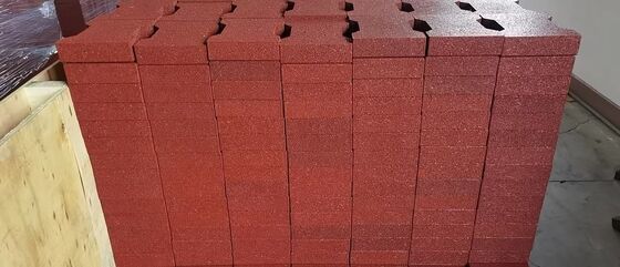 Pavimentadores de borracha interligados e sistemas de piso flexíveis concebidos para uso pesado em ambientes industriais e recreativos